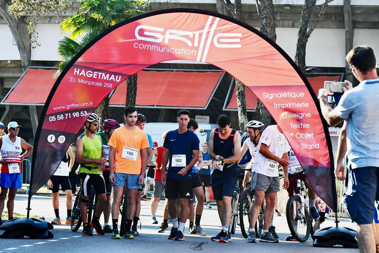 Arche publicitaire gonflable pour événementiel, conception sur mesure et installation par Griffe Communication à Pau.