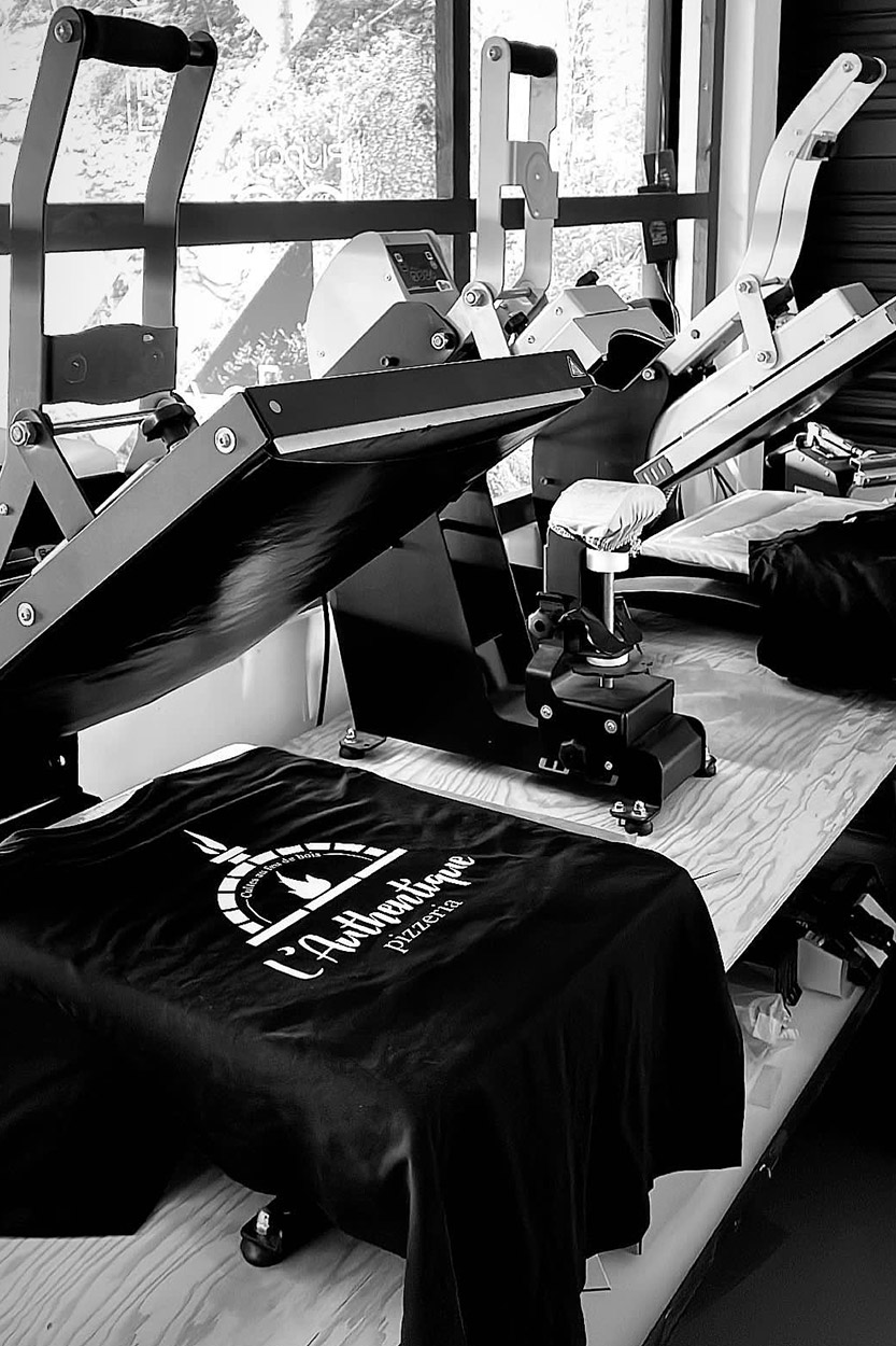 Impression numérique grand format dans l'atelier Griffe Communication, expertise signalétique à Mont-de-Marsan.