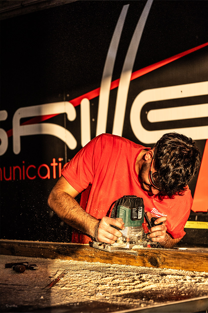 Découpe de précision pour signalétique intérieure et extérieure, atelier Griffe Communication, Mont-de-Marsan.