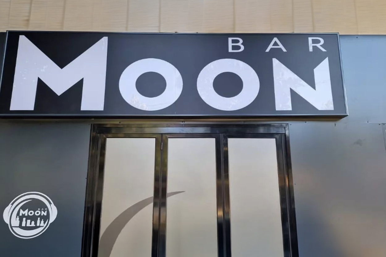 Enseigne caisson extérieure sur mesure pour la devanture du Moon Bar, création Griffe Communication