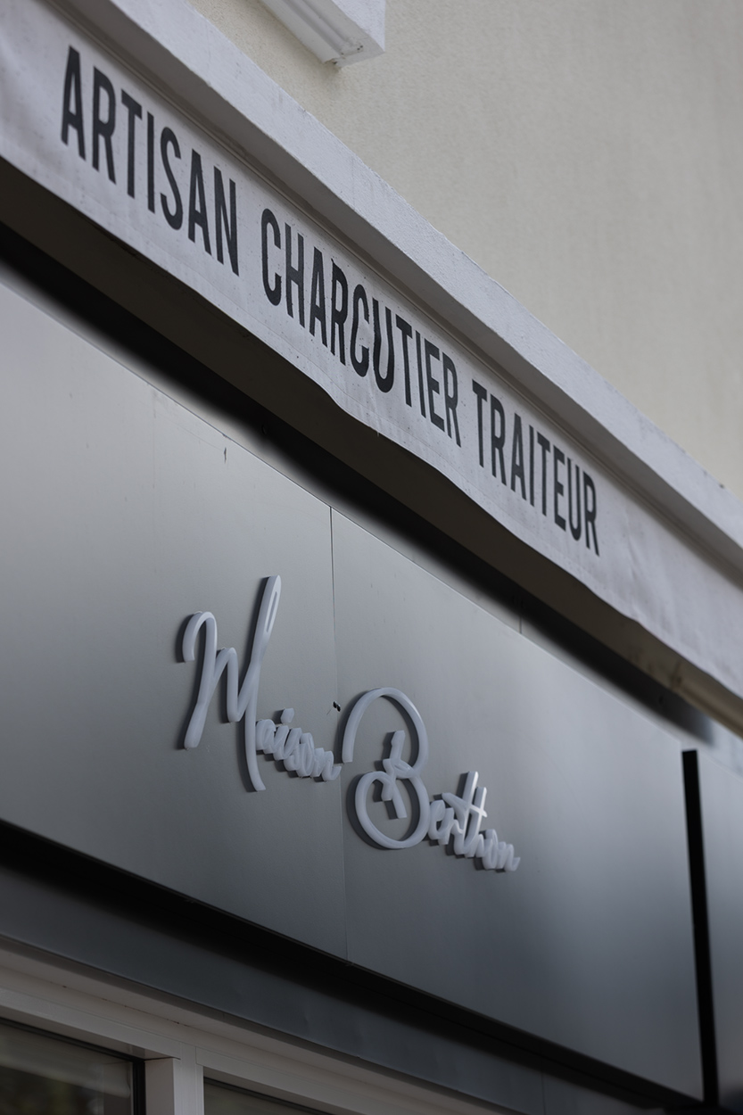 Enseigne caisson habillage de façade avec lettrage en relief pour l'artisan charcutier Maison Berthon