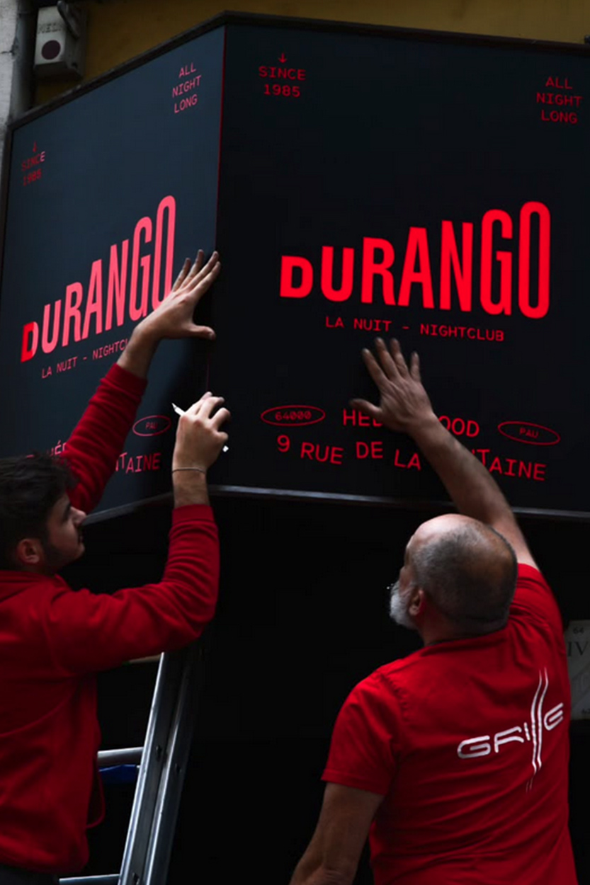 Pose d'une enseigne caisson lumineuse d'angle pour la devanture du nightclub Durango par l'équipe Griffe Communication
