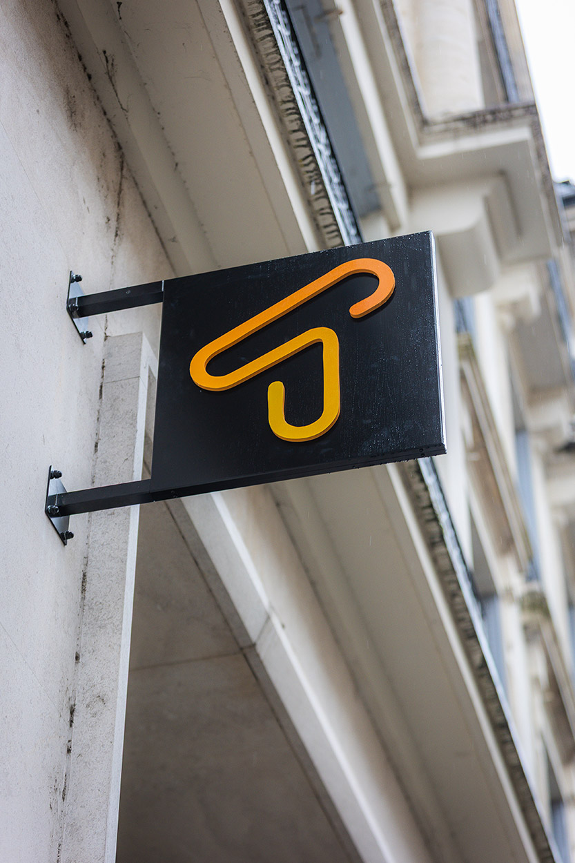 Enseigne drapeau extérieure ronde pour salon de coiffure et barbier, création signalétique par Griffe Communication à Hagetmau