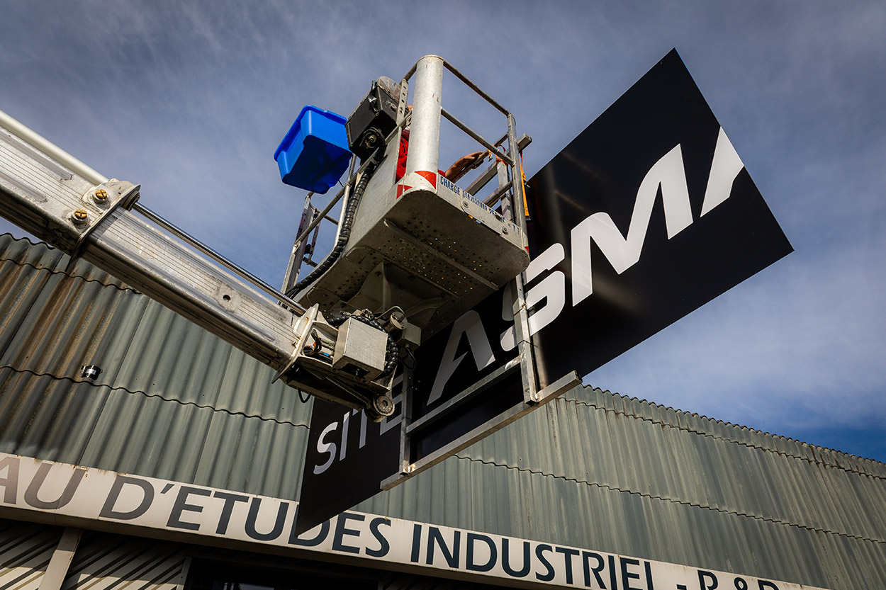 Grande enseigne panneau grand format sur bardage métallique pour entreprise, impression et pose de signalétique à Pau par Griffe Communication