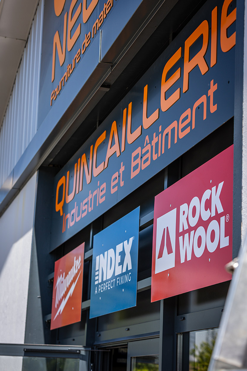 Enseigne panneau effet bois avec lettrage noir, conception signalétique à Pau par Griffe Communication