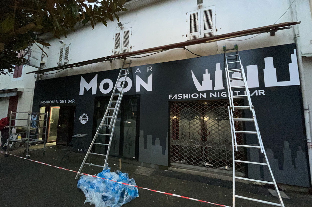 Habillage de façade avec panneaux design multicouleurs pour complexe immobilier, expertise en supports de communication extérieure par Griffe Communication à Pau.
