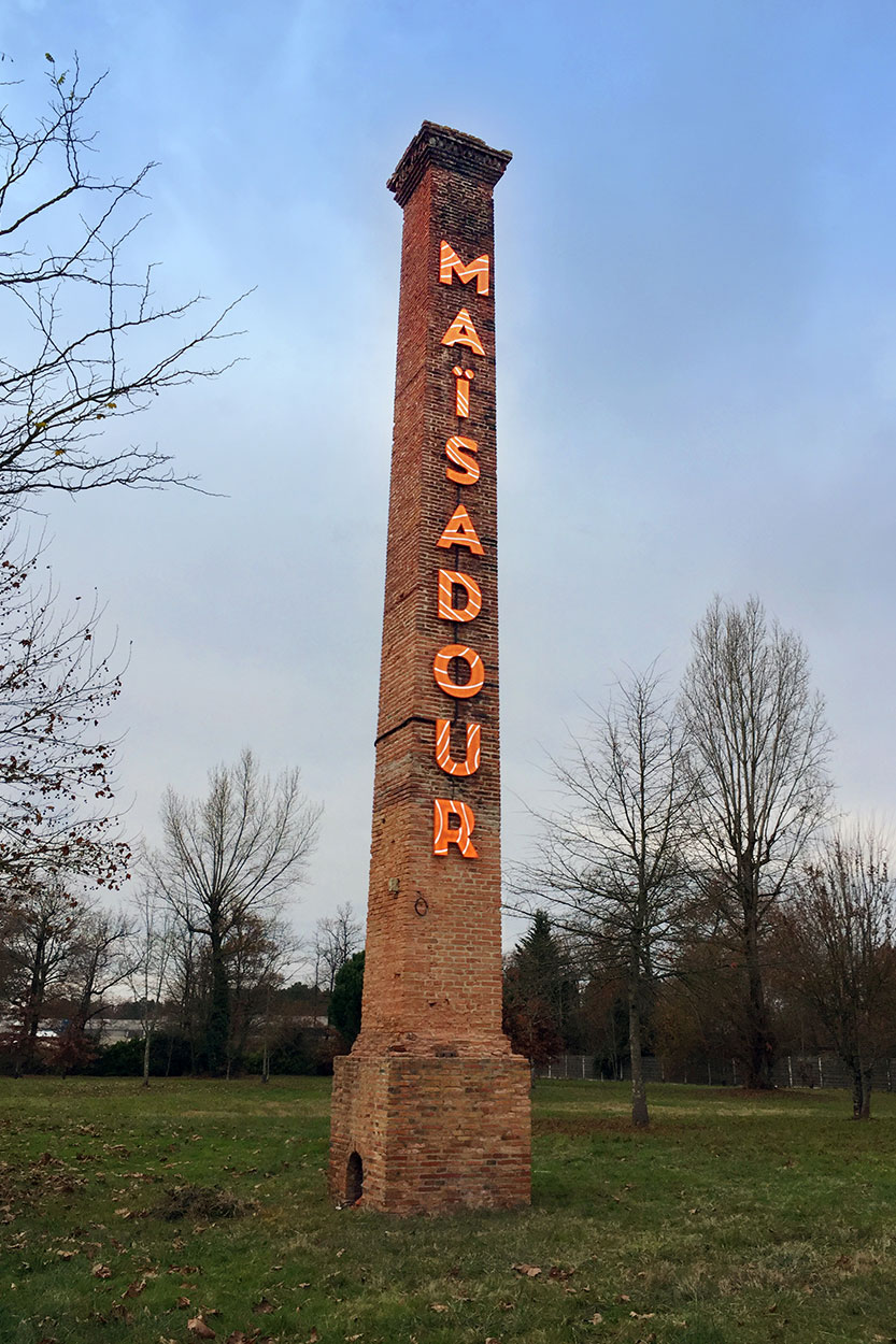 Pose de signalétique extérieure en lettrage aluminium et PMMA sur façade, par l'équipe Griffe Communication à Mont-de-Marsan