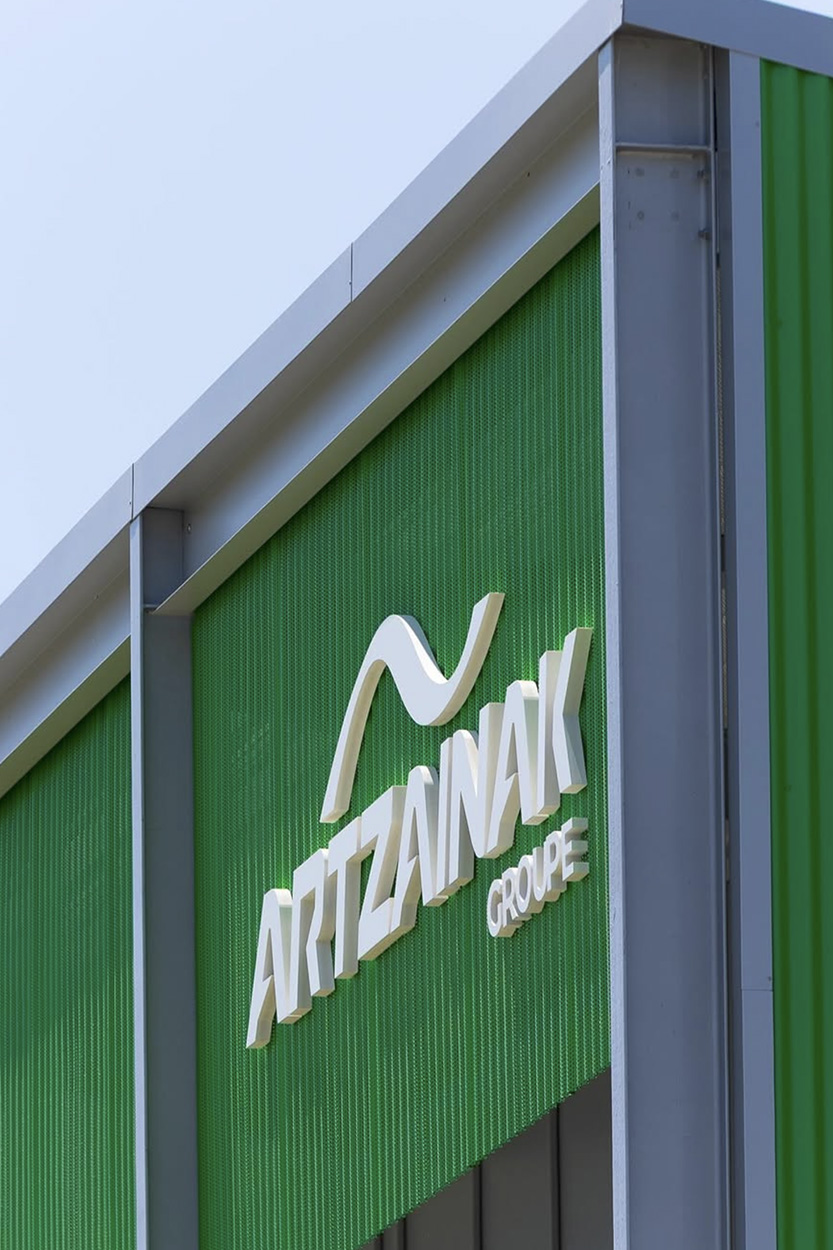 Signalétique murale avec lettrage découpé vert et logo, conception et pose à Mont-de-Marsan par Griffe Communication