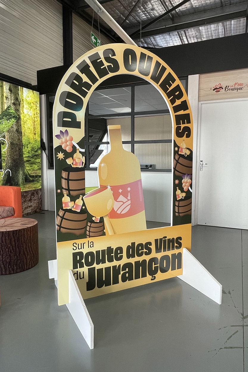 Habillage de mur avec lettrage adhésif sur mesure, expertise en signalétique intérieure par Griffe Communication à Mont-de-Marsan.