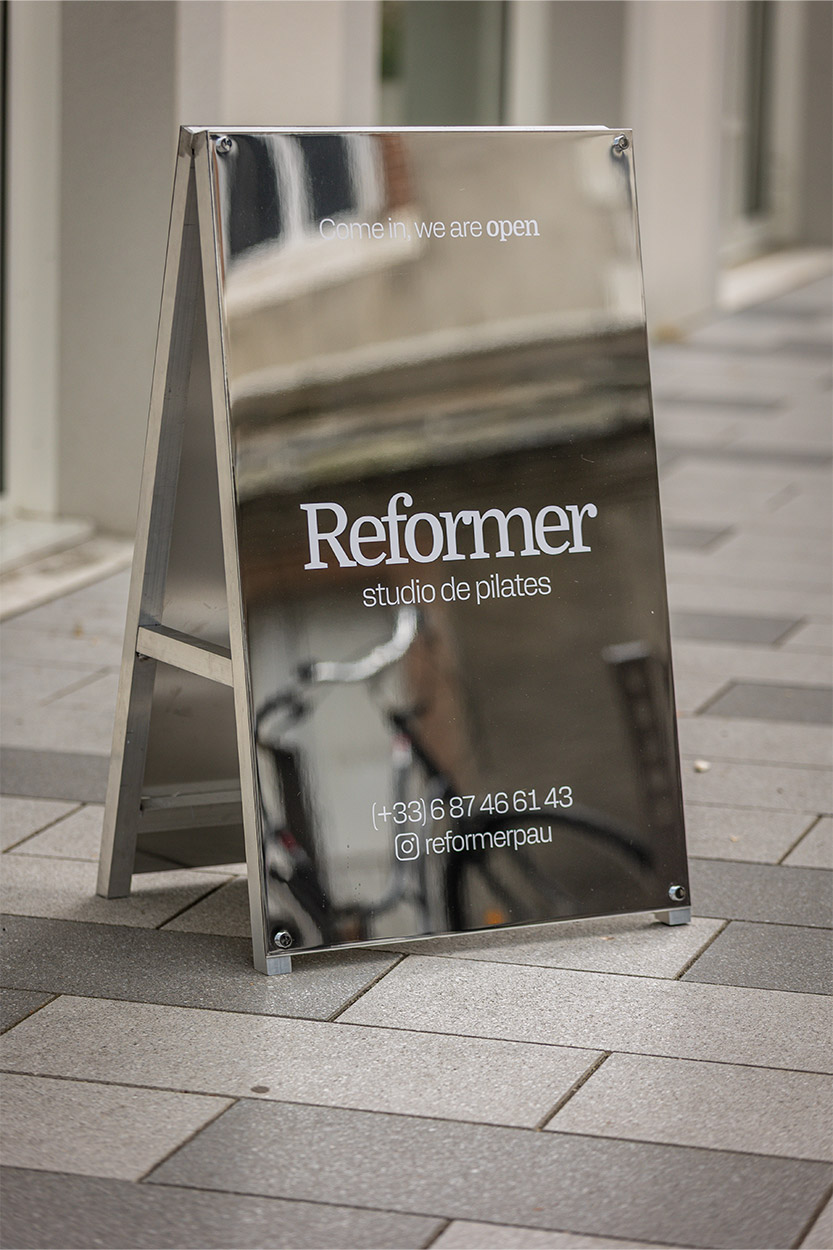Stop-trottoir personnalisé pour attirer les clients en magasin, solution de communication visuelle par Griffe Communication.