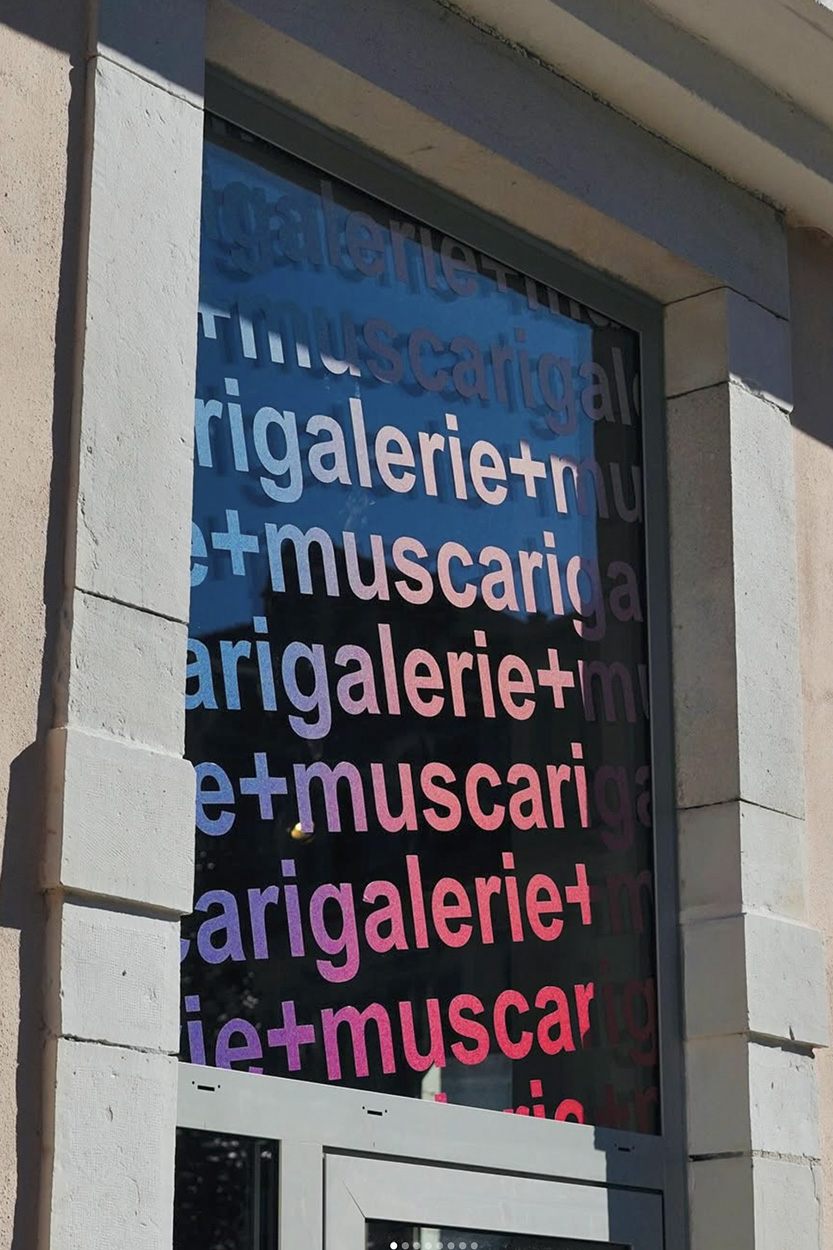 Sélection de palettes de couleurs et typographies au sein du studio graphique Griffe Communication pour des projets d'imprimerie.