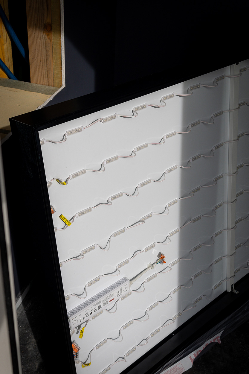 Détail technique du système de rétro-éclairage LED intérieur pour caisson lumineux, réalisation d'imprimerie et signalétique à Pau par Griffe Communication